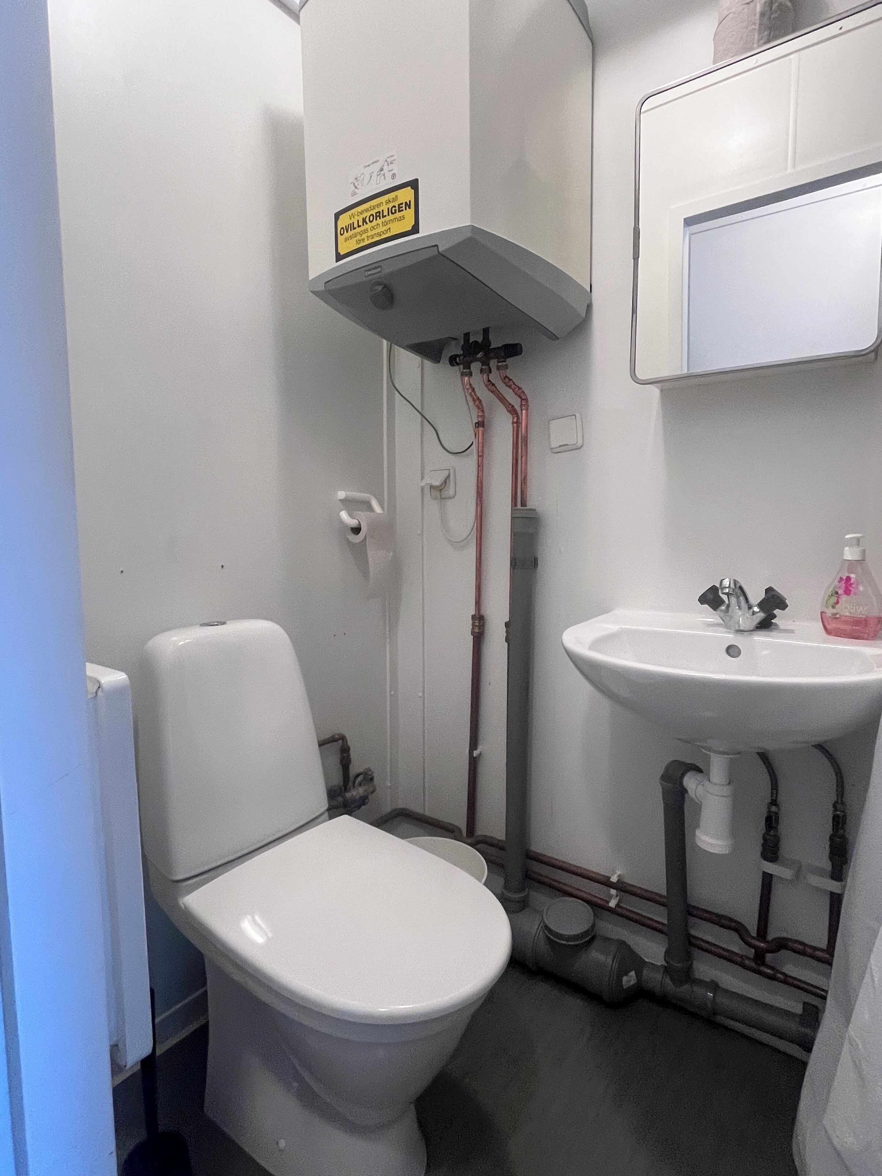 Shower, towels, toilet paper