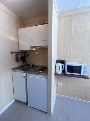 Departamento Deluxe | Cocina privada | Refrigerador, microondas, horno y parrilla de estufa 