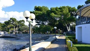 Apartment, 2 Bedrooms, Patio, Garden View | Property grounds