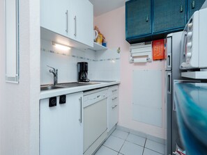 Fridge, microwave, dishwasher, coffee/tea maker - Nice apartment - close to the sea - sleeps 5 (Agde)