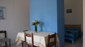 Dining - Apartment 'Trande' with Balcony, Wi-Fi and Air Conditioning (Santa Maria di Leuca)