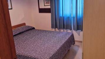 2 bedrooms, bed sheets