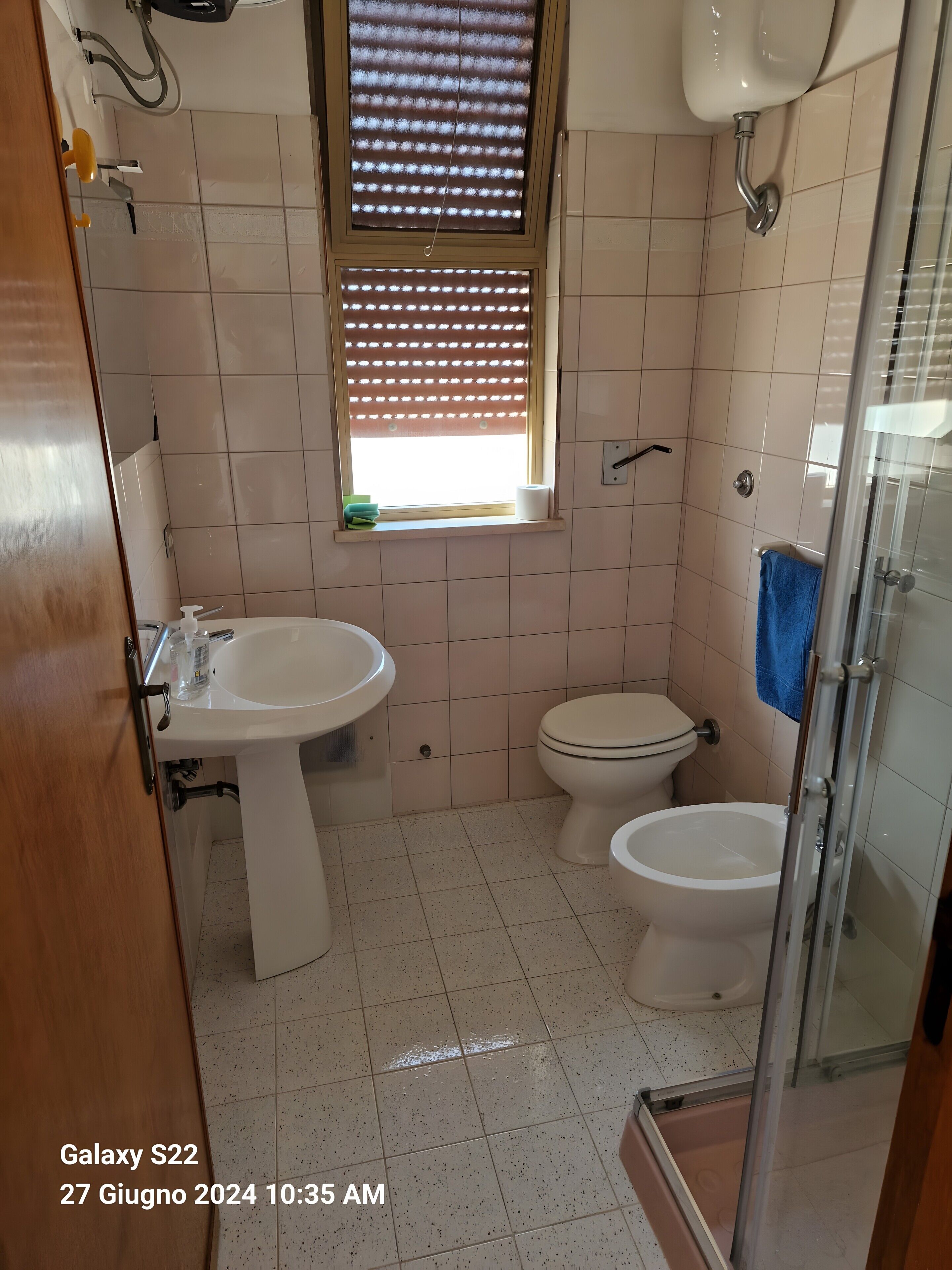 Chuveiro, secador de cabelo, toalhas de banho 