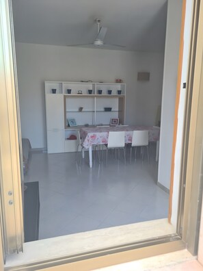 Dining - Apartment 'Trande' with Balcony, Wi-Fi and Air Conditioning (Santa Maria di Leuca)
