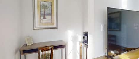 House, Multiple Beds, Balcony, Garden View (6226 Thomas Dr) | Interior