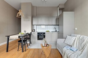 Standard Studio Suite | Iron/ironing board, cribs/infant beds, free WiFi, bed sheets - Warzelnia by Browar Hevelius Apartments (Gdańsk)