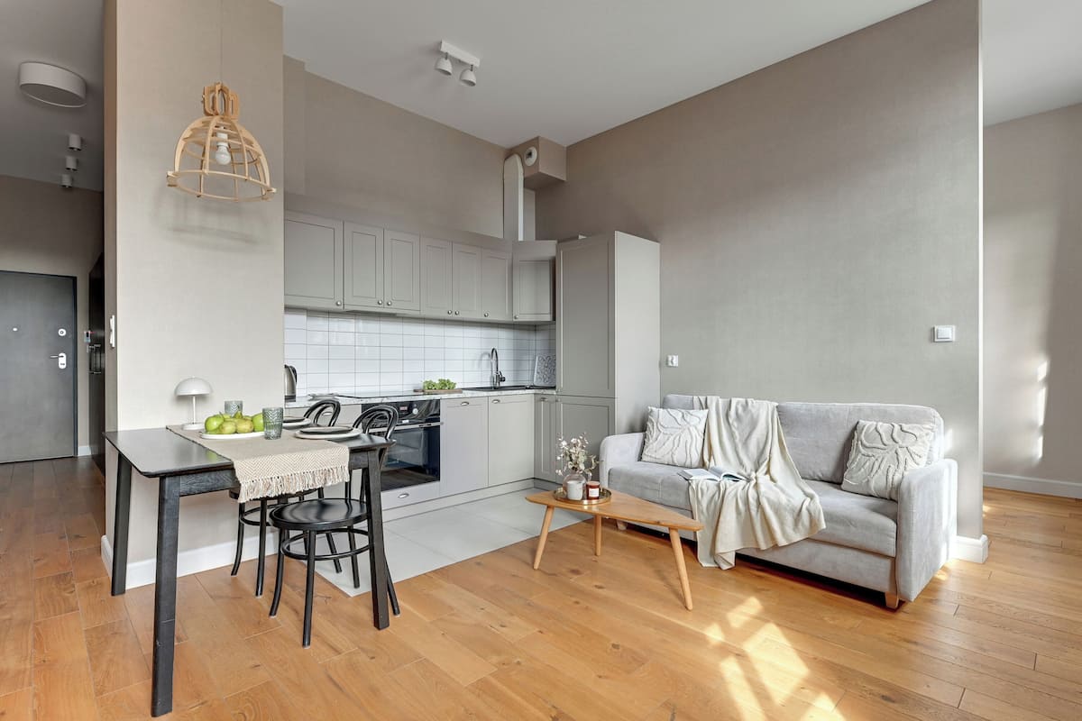 Ein modernes Apartment mit Küche, Essbereich und Wohnzimmer.