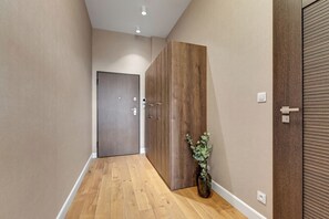 Standard Studio Suite | Living area | 42-inch Smart TV with cable channels - Warzelnia by Browar Hevelius Apartments (Gdańsk)