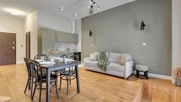 Standard Apartment | Iron/ironing board, cribs/infant beds, free WiFi, bed sheets