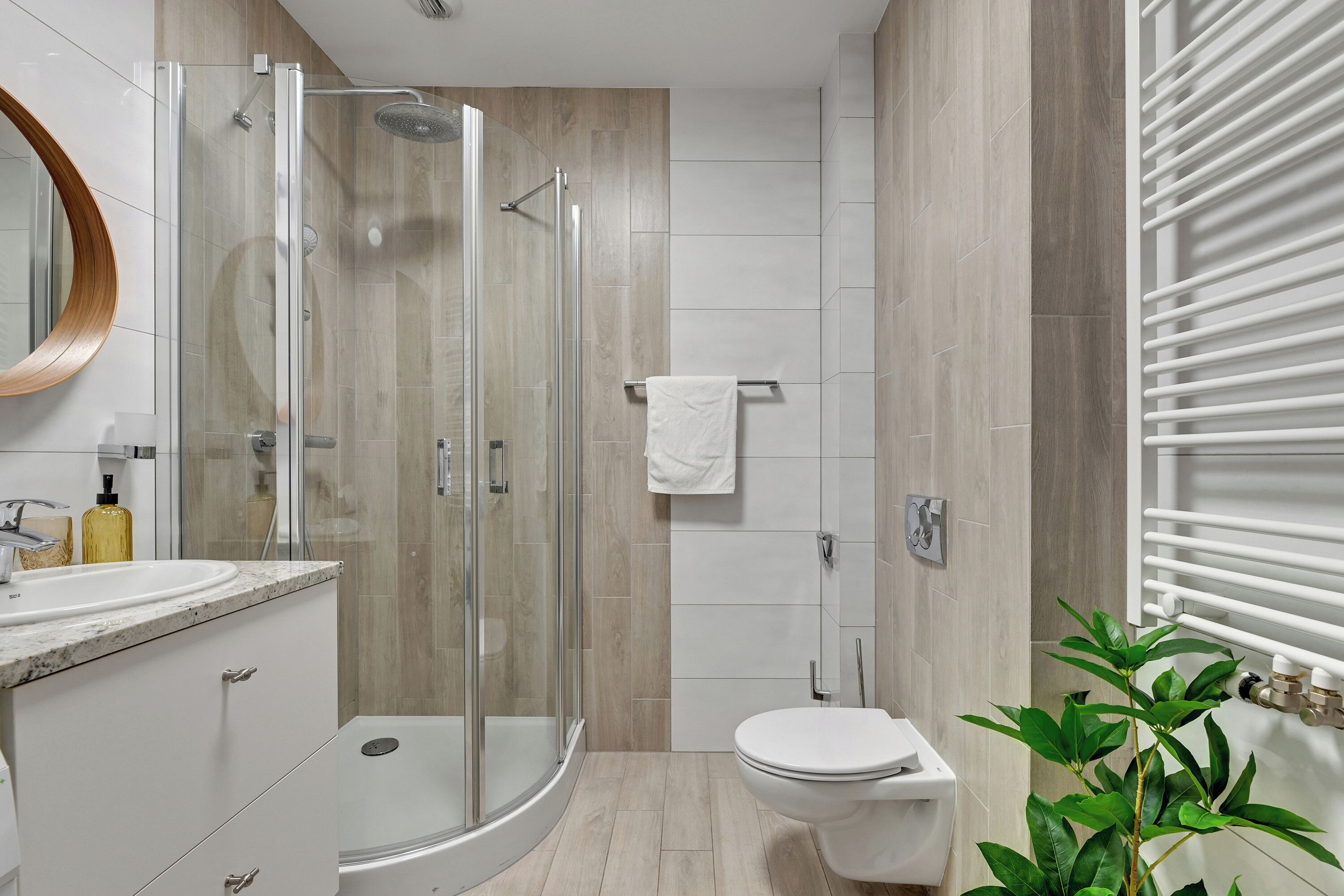Standard Studio Suite | Bathroom | Shower, free toiletries, hair dryer, towels