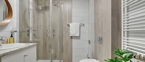 Standard Studio Suite | Bathroom | Shower, free toiletries, hair dryer, towels