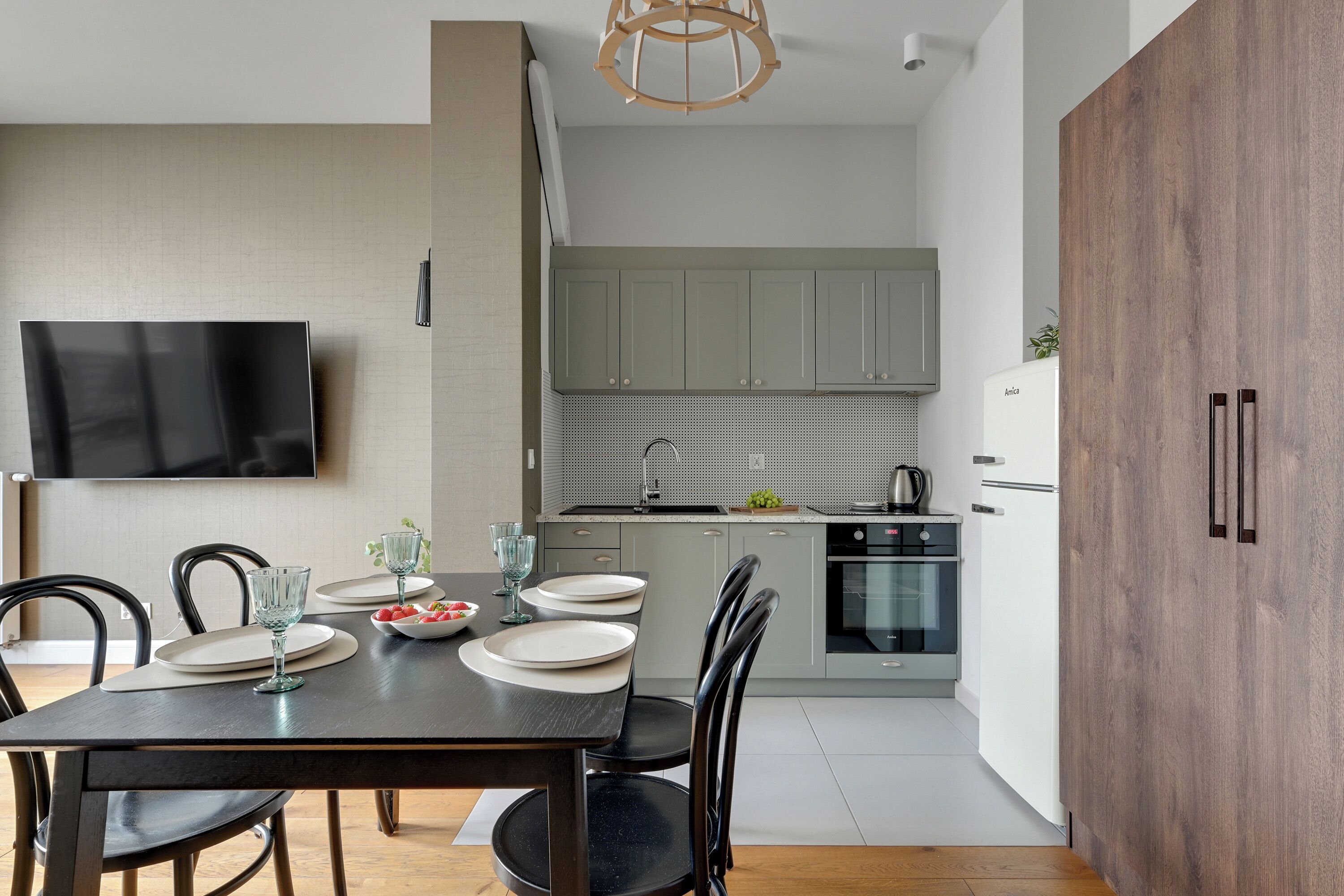 Una cocina moderna con zona de comedor.