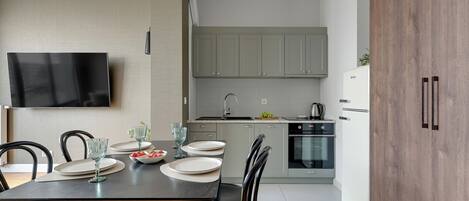 Una cocina moderna con zona de comedor.