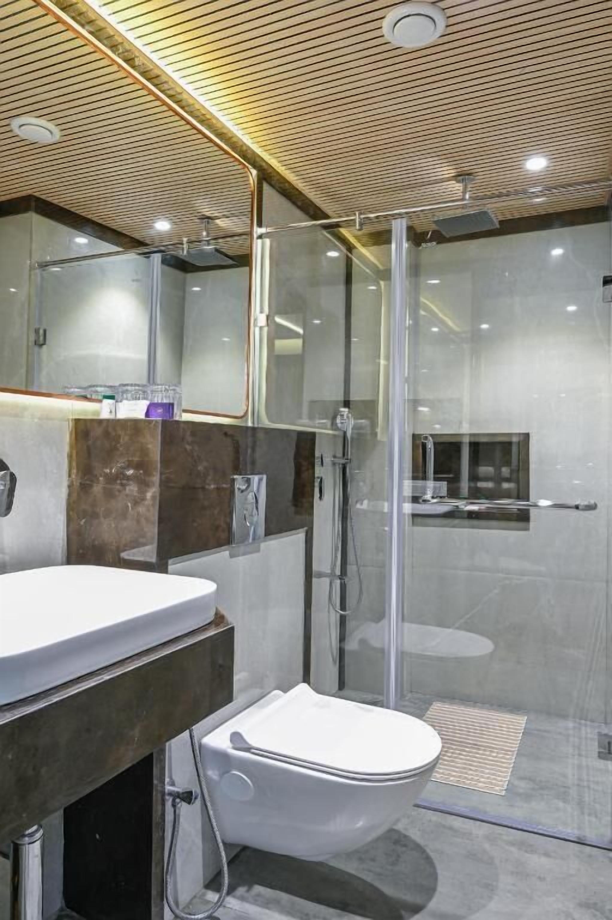 Quarto casal executivo, vista para a cidade | Banheiro | Produtos de toalete grátis, toalhas de banho, sabonete, shampoo