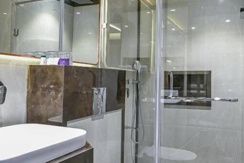 Habitación ejecutiva doble, vistas a la ciudad | Baño | Artículos de higiene personal gratuitos, toallas, jabón y champú
