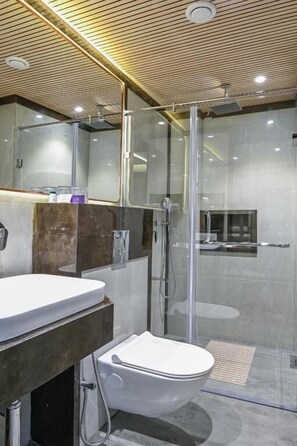Quarto casal executivo, vista para a cidade | Banheiro | Produtos de toalete grátis, toalhas de banho, sabonete, shampoo