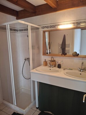 Shower, hair dryer, towels - Ocelande house (Saint-Julien-en-Born)