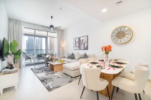 奢華公寓, 露台, 泳池景 | 客廳 | 65 吋智能電視連衛星電視頻道