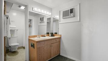 Regadera, secadora de cabello, toallas, jabón