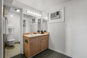 Shower, hair dryer, towels, soap - Premium Room, 1 Queen Bed, Lake View (Polson)