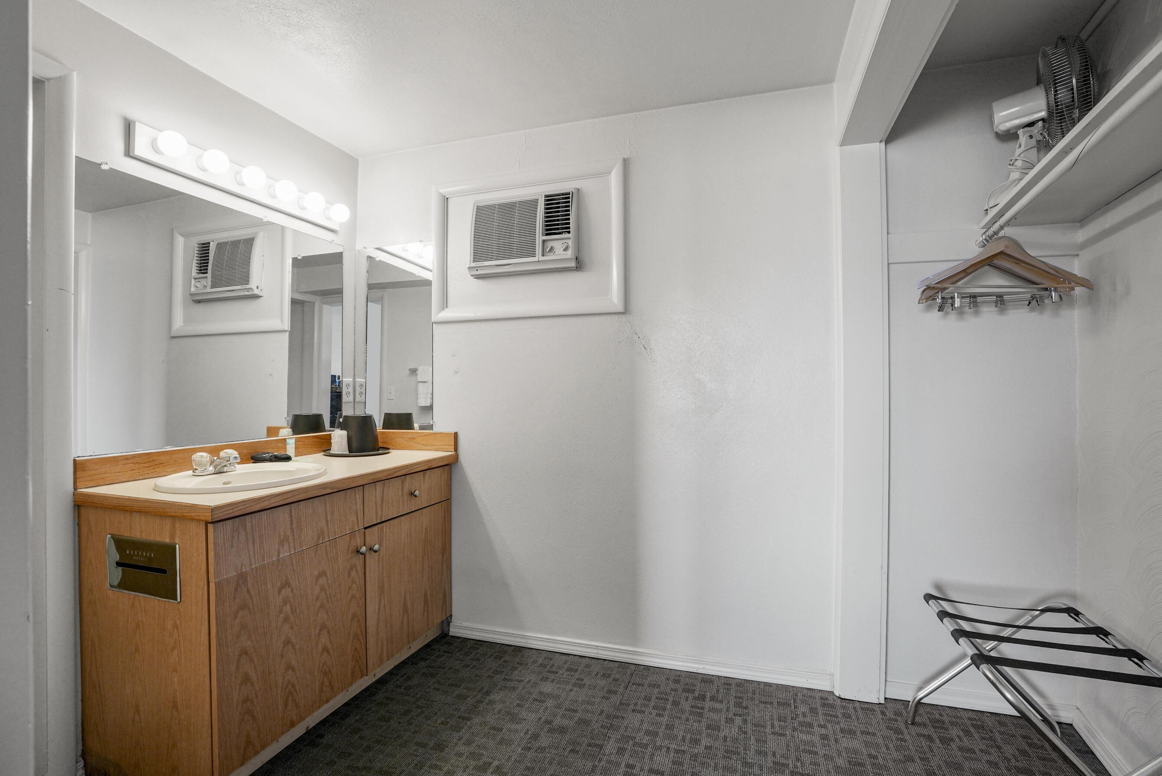 Dusj, hårføner, håndklær og såpe