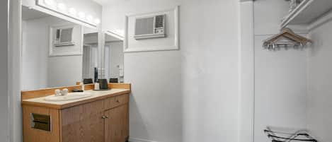 シャワー、ヘアドライヤー、タオル、石鹸