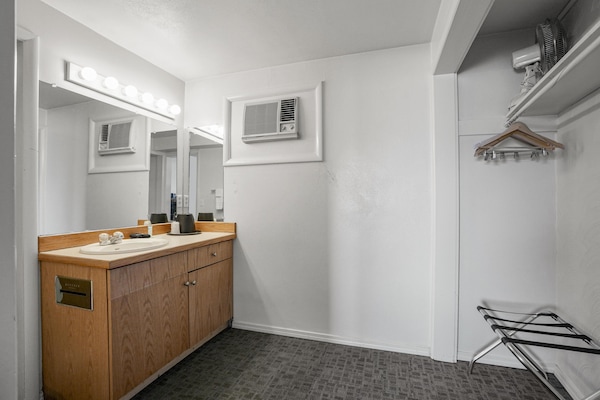 Premium Room, 1 Queen Bed, Lake View image 1