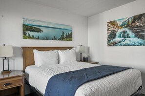 Iron/ironing board, WiFi, bed sheets - Premium Room, 1 Queen Bed, Lake View (Polson)