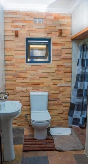 Separate bathtub and shower, hair dryer, towels, toilet paper - Upland Serviced Apartments (Lusaka)