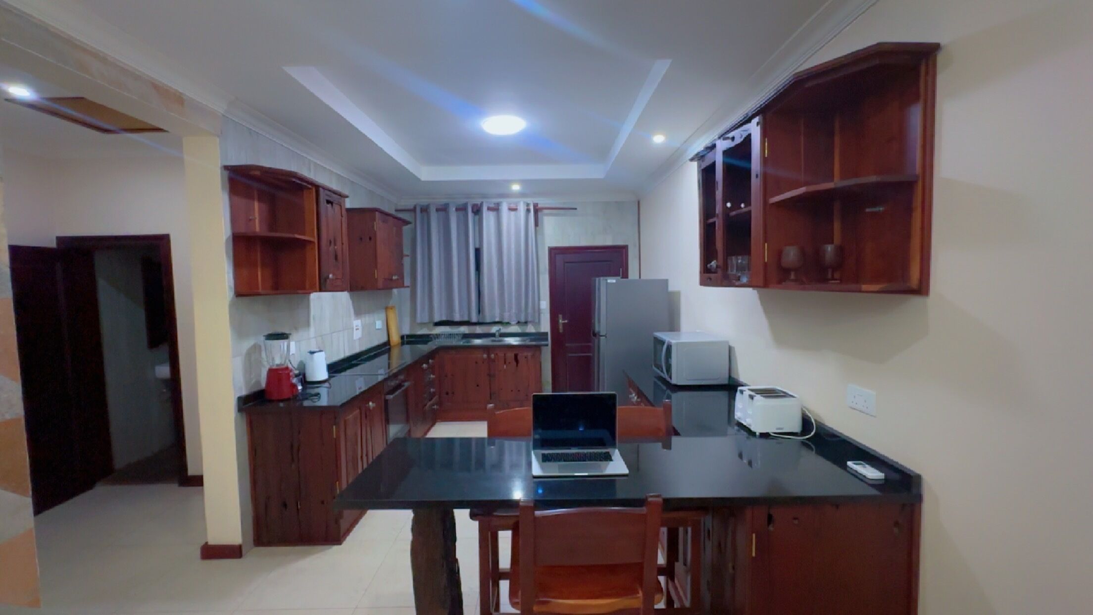 Full-sized fridge, microwave, oven, stovetop