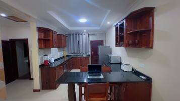 Full-sized fridge, microwave, oven, stovetop