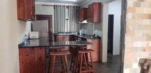 Căn hộ Deluxe, 2 phòng ngủ, sân hiên | Bếp riêng | Tủ lạnh, lò vi sóng, lò nướng, bếp nấu