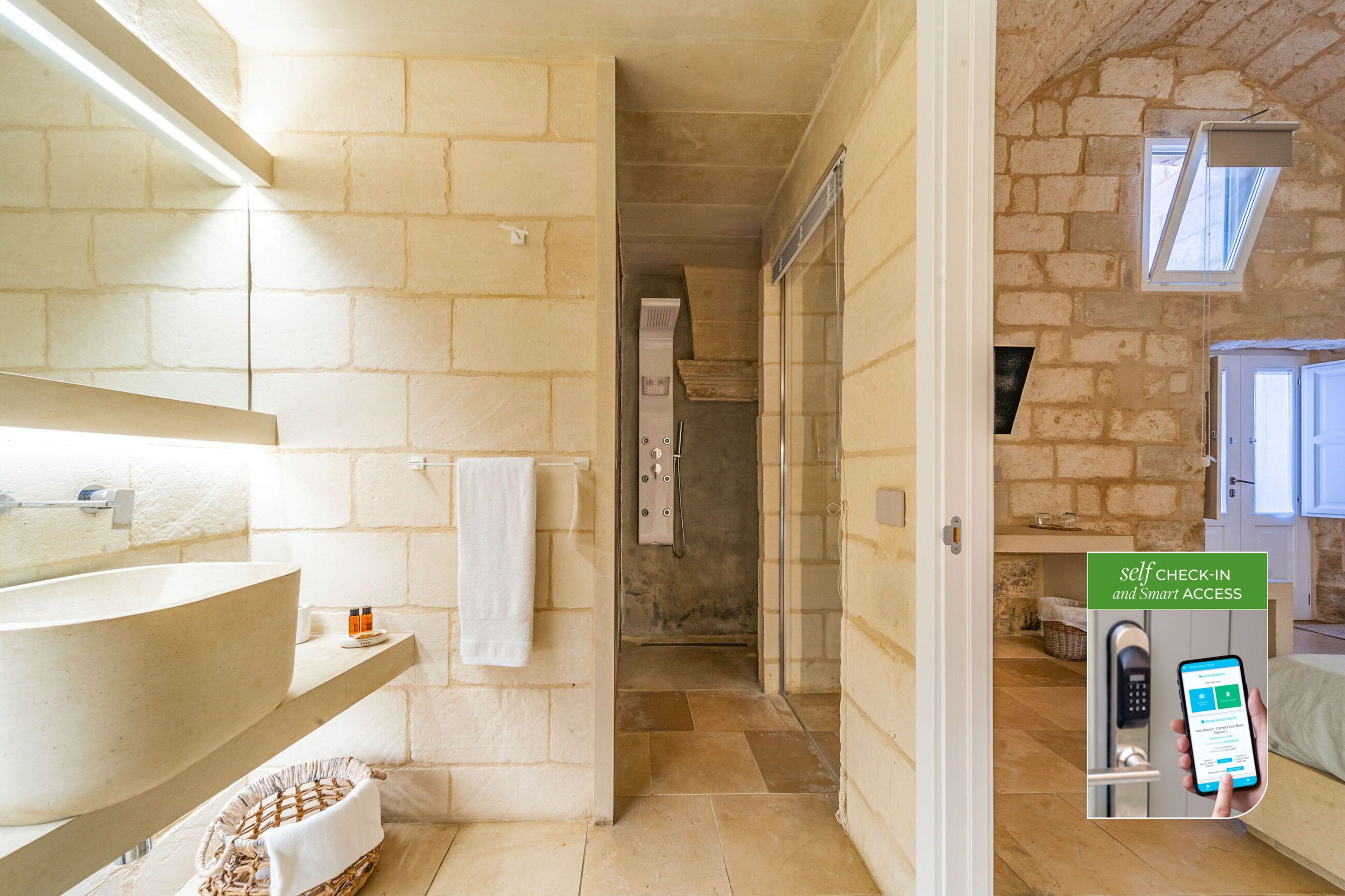 Une salle de bain équipée d’un grand lavabo, d’un porte-serviettes et d’un espace douche. Un kiosque permet l’enregistrement autonome, et un smartphone affiche une interface d’enregistrement.