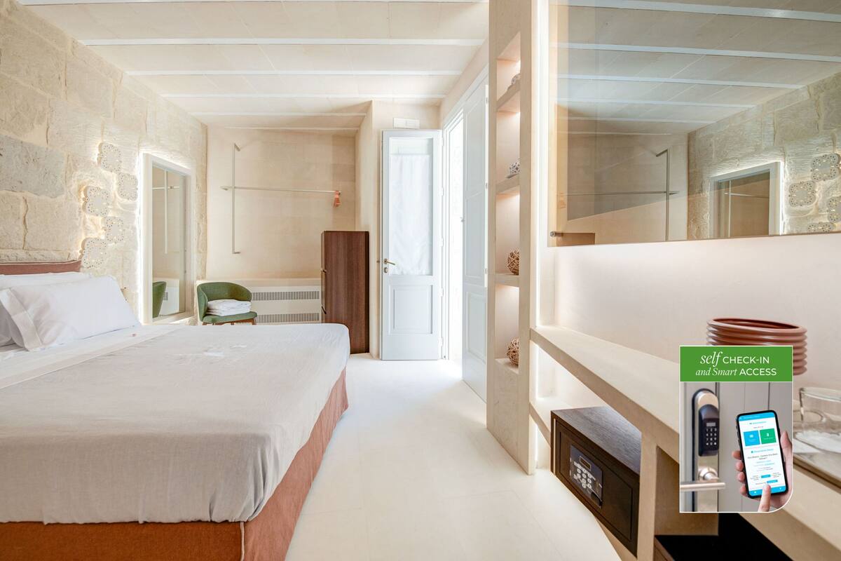 Romantiskt dubbelrum | Värdeförvaringsskåp på rummet, mörkläggningsgardiner och gratis wi-fi