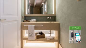 Een moderne badkamer met een houten plafond, een grote spiegel, een handdoekrek en een self-check-in systeem.