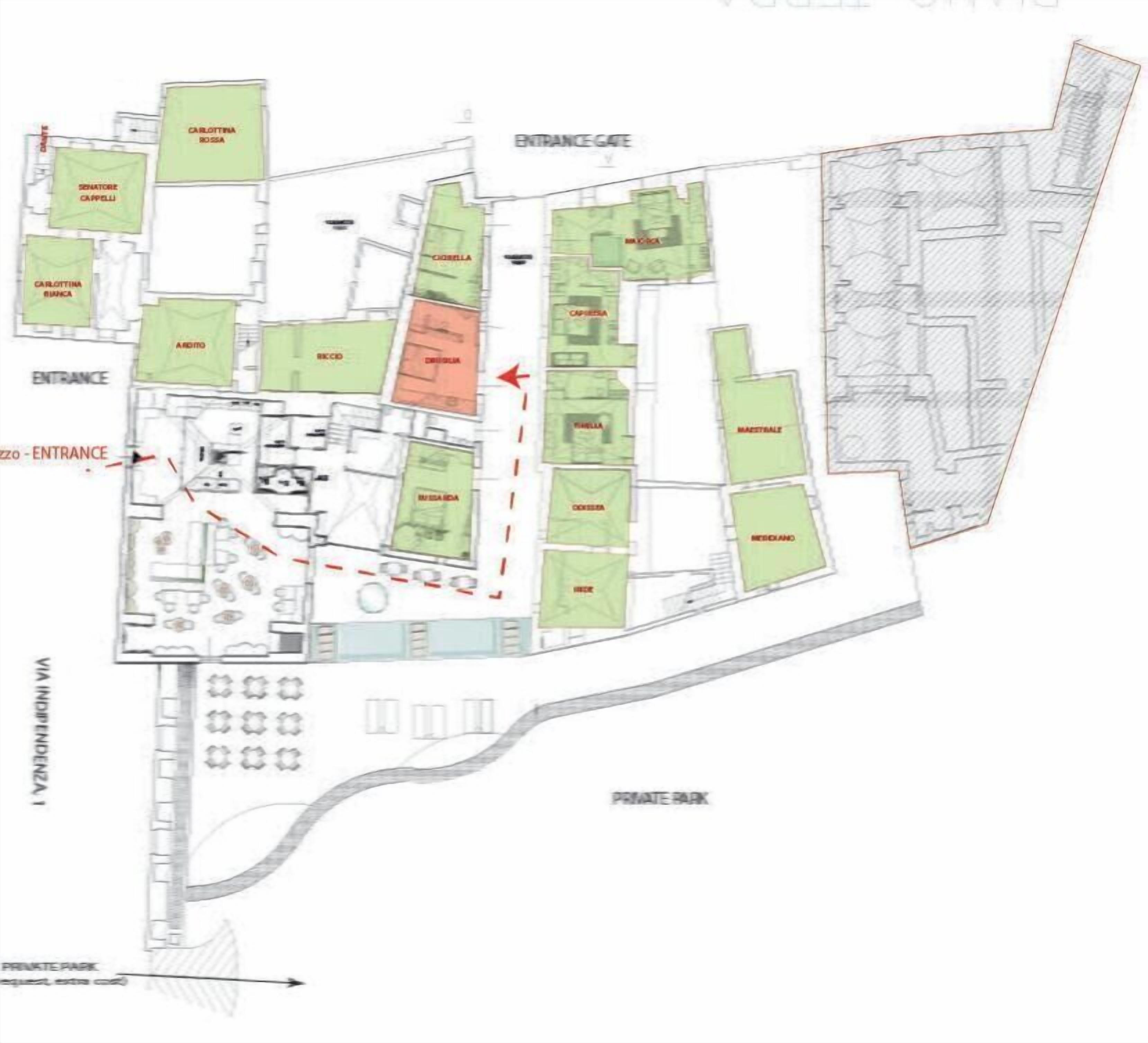 Plano de planta de un hotel con varias habitaciones, identificadas con nombres como 'CARLOTTINA ROSSA' y 'CARLOTTINA BIANCA'. Se señalan dos accesos, y el diseño incluye un parque privado.