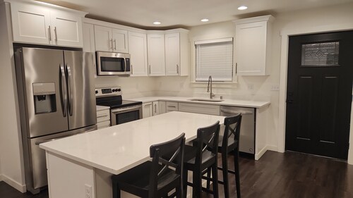 2-bedroom apartment in charming Tacoma with AC and comfort