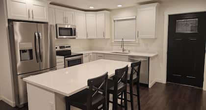 2-bedroom apartment in charming Tacoma with AC and comfort