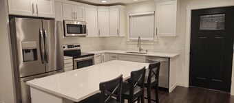 2-bedroom apartment in charming Tacoma with AC and comfort