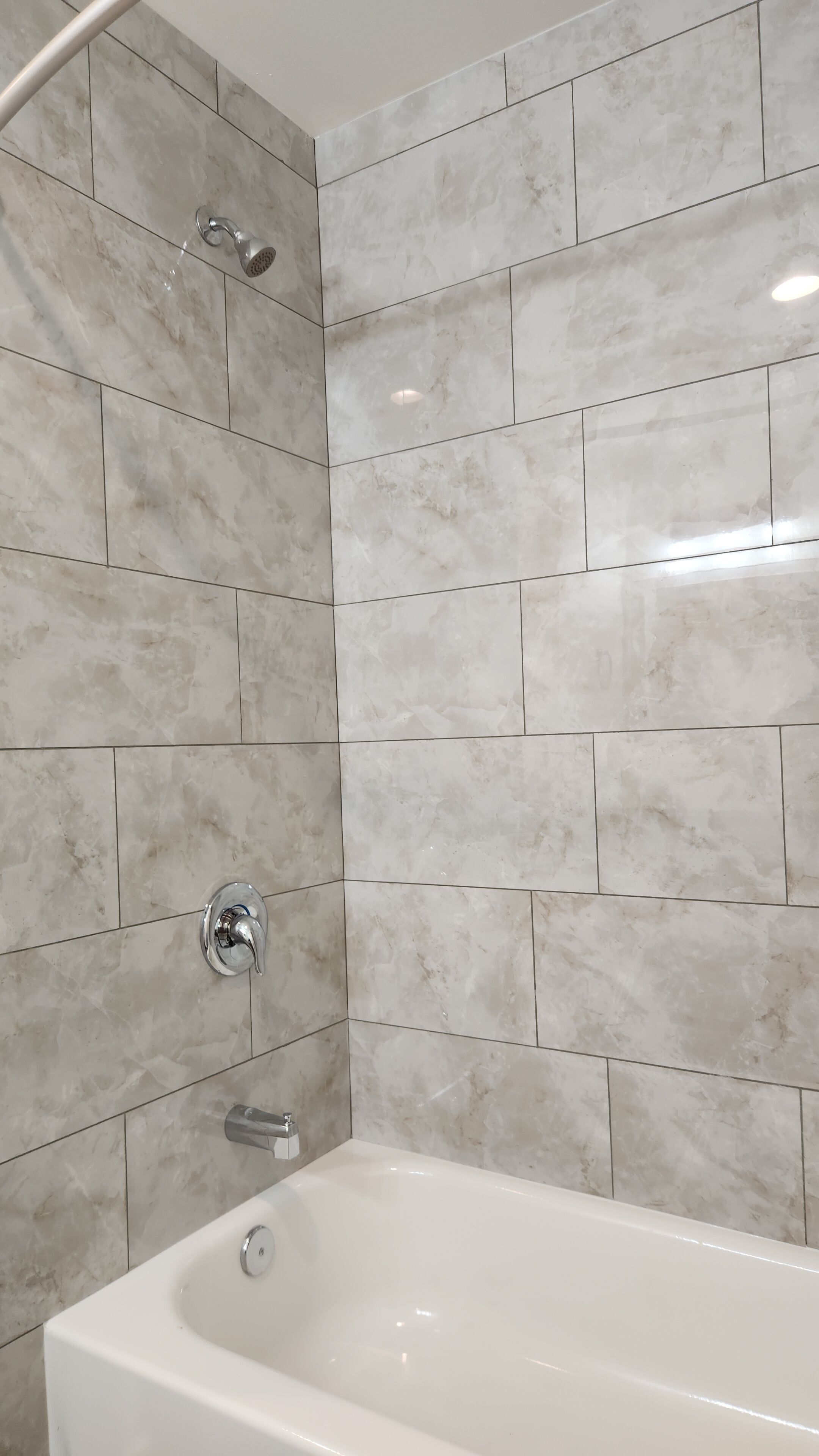 Secador de cabelo, toalhas de banho, sabonete, papel higiênico