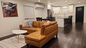 Living area - 2-bedroom apartment in charming Tacoma with AC and comfort (Tacoma)