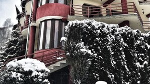 Un immeuble à plusieurs étages, doté de balcons et d’un escalier menant à l’entrée.