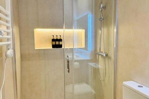 Shower, hair dryer, towels, soap - R&K Apartment Madrid - Comfortable and functional Standard Apartment in town (Madrid)