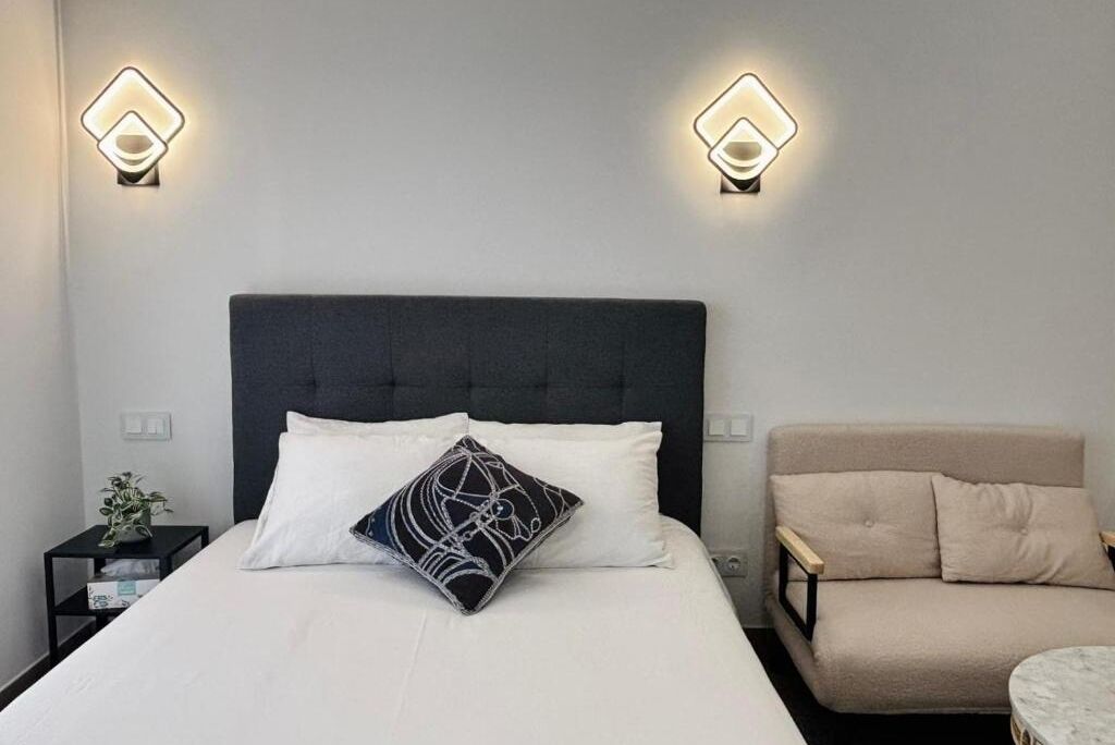 Een strijkplank/strijkijzer, wifi, beddengoed