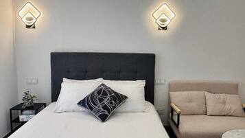 Een strijkplank/strijkijzer, wifi, beddengoed