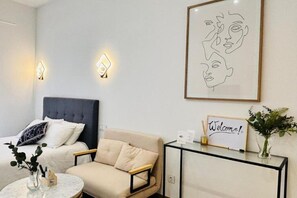 Een strijkplank/strijkijzer, wifi, beddengoed