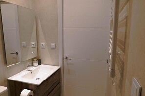 Een douche, een haardroger, handdoeken, zeep