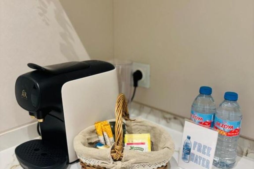 Een douche, een haardroger, handdoeken, zeep