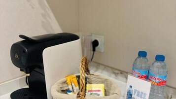 Een douche, een haardroger, handdoeken, zeep