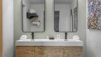 Regadera, secadora de cabello, toallas, jabón